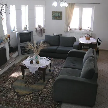 Cozy In Kamares Aigio Pel בית נופש